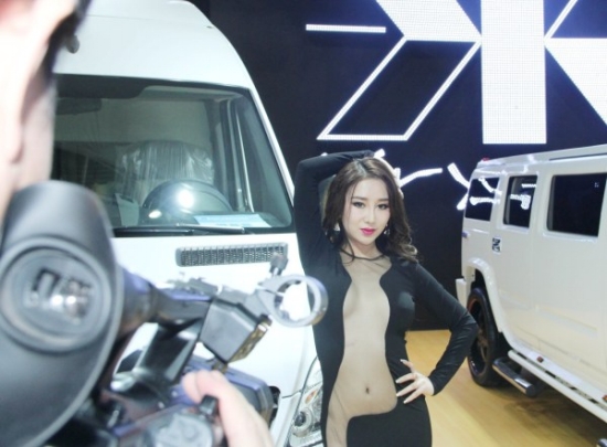 鄒晶晶車展真空上陣