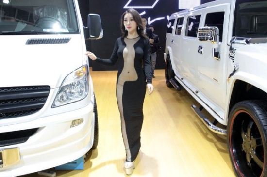 鄒晶晶車展真空上陣
