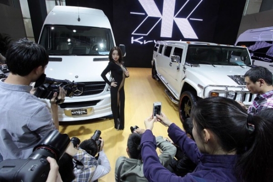 鄒晶晶車展真空上陣