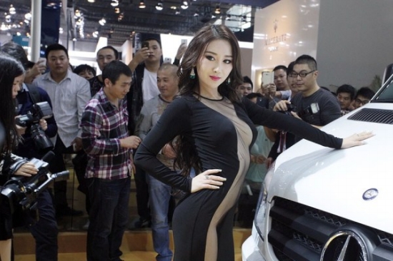鄒晶晶車展真空上陣