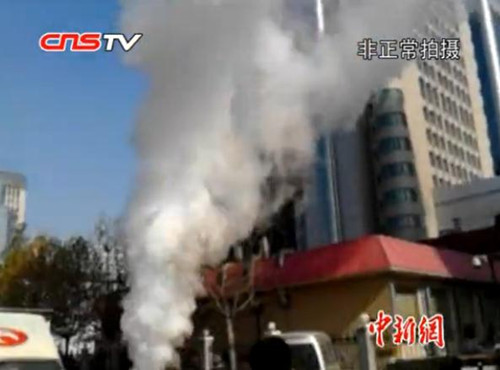 供暖管爆裂噴出的蒸汽