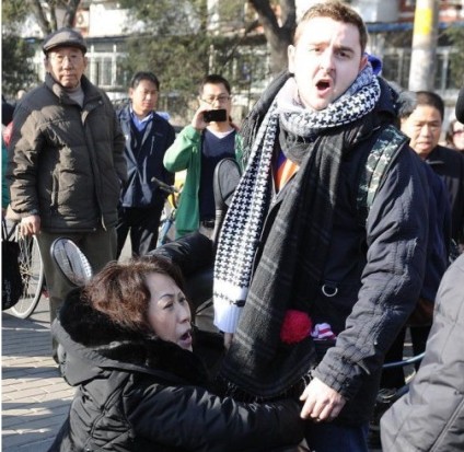 外國小伙扶摔倒女被訛報道不實