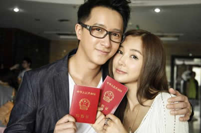 韓庚姚星彤曬結婚證粉絲誤以為姚星彤和韓庚結婚了
