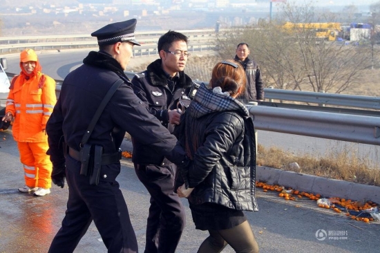 蘭州村民哄搶桔子