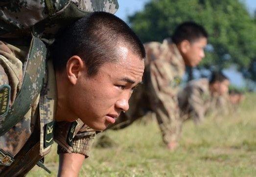 南京軍區(qū)俯臥撐比賽樊特赟做2902個(gè)俯臥撐