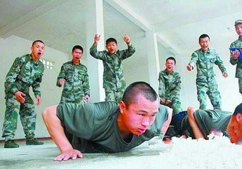 南京軍區(qū)俯臥撐比賽樊特赟做2902個(gè)俯臥撐