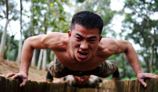 南京軍區(qū)俯臥撐比賽樊特赟做2902個(gè)俯臥撐