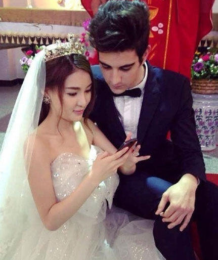 郭美美曬與外籍男友合影