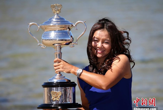 李娜澳網(wǎng)奪冠后在澳大利亞墨爾本享受陽光沙灘