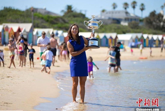 李娜澳網(wǎng)奪冠后在澳大利亞墨爾本享受陽光沙灘