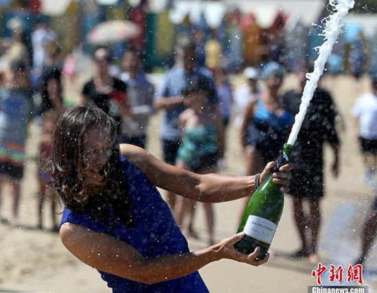 李娜澳網(wǎng)奪冠后在澳大利亞墨爾本享受陽光沙灘