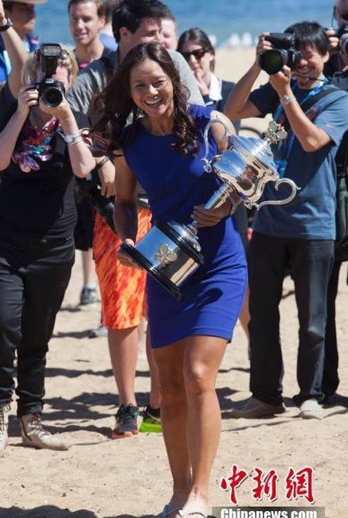 李娜澳網(wǎng)奪冠后在澳大利亞墨爾本享受陽光沙灘
