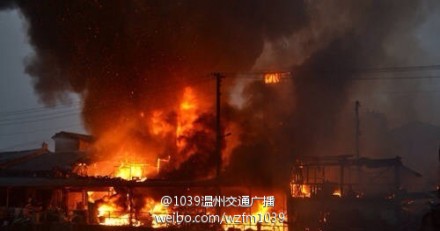 商業街多家店鋪被燒毀