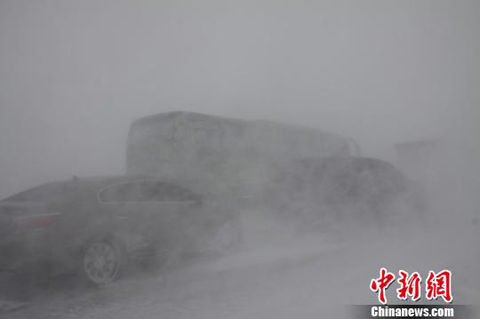 新疆瑪依塔斯風(fēng)區(qū)遭遇十級大風(fēng)