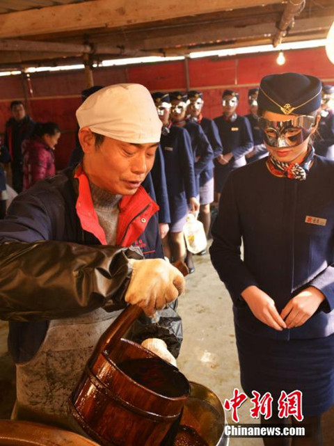 空姐拿著塑料桶打醬油