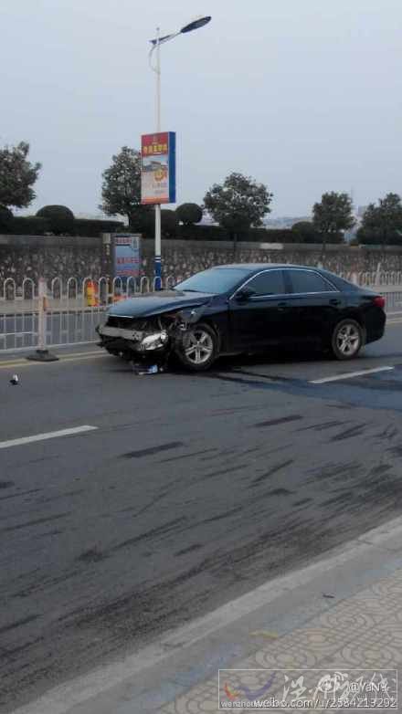 轎車前部嚴重受損