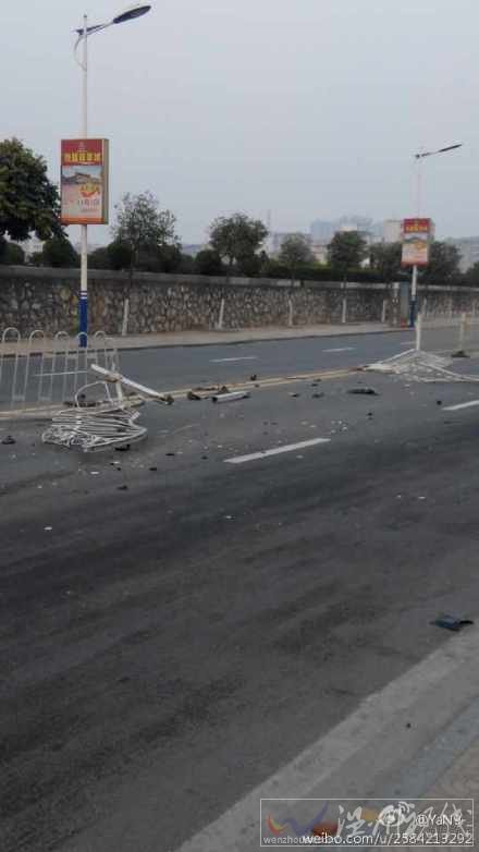 路上的護欄被撞斷了十余米