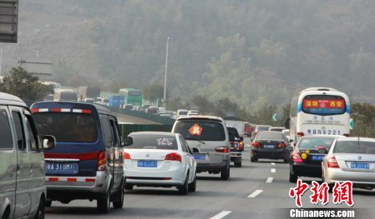 京港澳高速韶關(guān)排起20公里車龍
