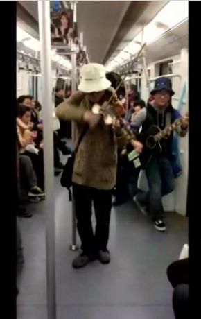 年輕男子拉小提琴乞討