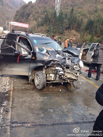 天全縣二郎山下發生車禍