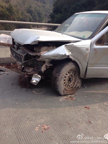 吉普車車頭都撞垮了