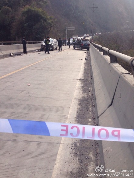 車禍現場已經拉起警戒線