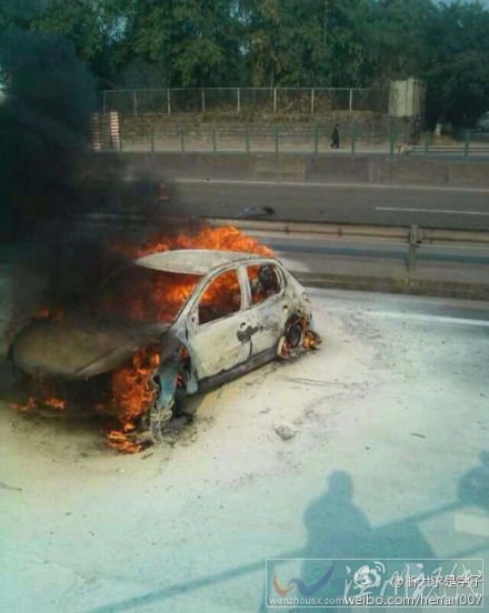 隆昌服務區轎車起火