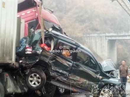 貴定縣貴新路發(fā)生車禍