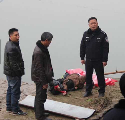 母親用紅圍巾栓兒跳江