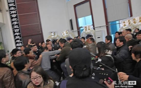 六齡童追悼會上打架