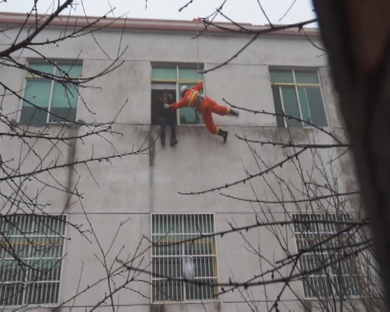 跳樓女子墜落瞬間被消防員抱住