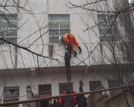 跳樓女子墜落瞬間被消防員抱住