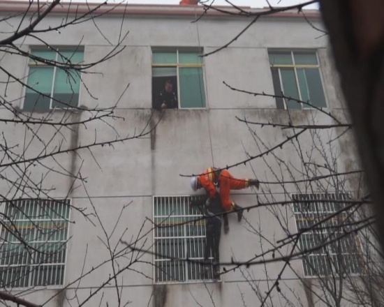 跳樓女子墜落瞬間被消防員抱住