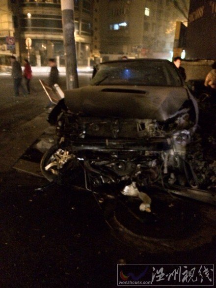 轎車前部嚴(yán)重受損