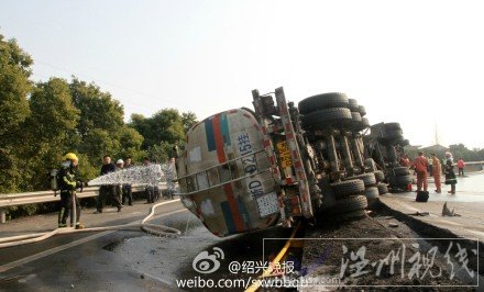 杭甬高速公路槽罐車側翻