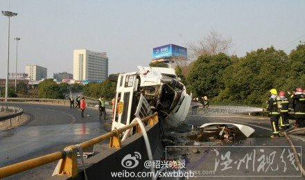 紹興高速貨車側翻圖片