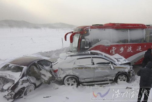 黑龍江高速十幾輛車相撞