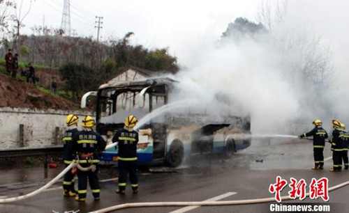 資陽(yáng)高速客車(chē)自燃圖片