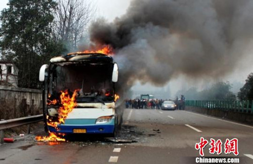 資陽(yáng)成渝高速汽車(chē)起火圖片