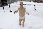 雪地夢游男雕像圖片 大學路口出現穿褲衩的夢游男雕