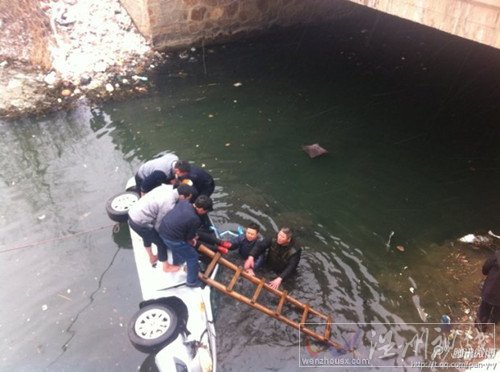信陽(yáng)轎車墜橋圖片