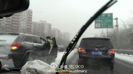 北京迎來2014年第一場雪 降雪給高速公路帶來壓力