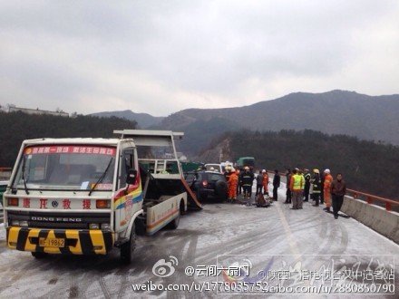 陜西交警高速執(zhí)勤被撞