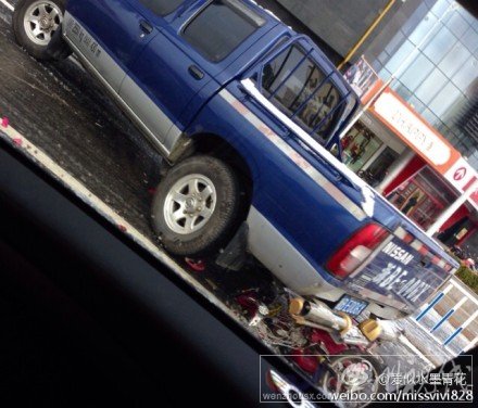 觀城大潤發(fā)門口車禍