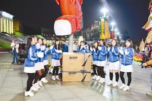 男子把自己打包送給女友 爛漫求婚感動女友