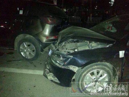 濮陽市區(qū)路口6車連撞