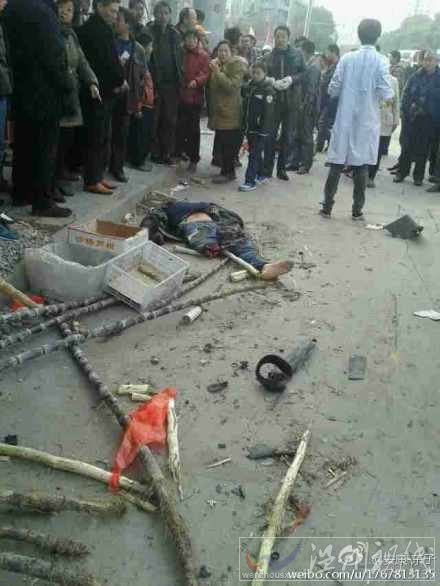 一名男子躺在地上疑似已經(jīng)死亡