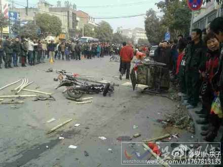 車禍現(xiàn)場(chǎng)一片狼藉