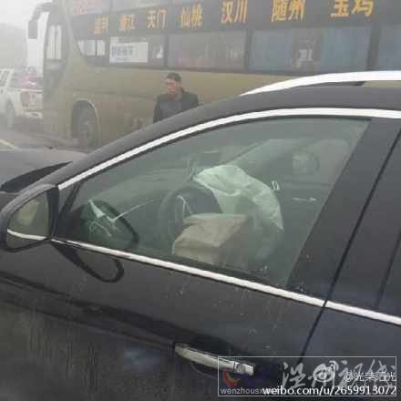 轎車內氣囊已經彈開