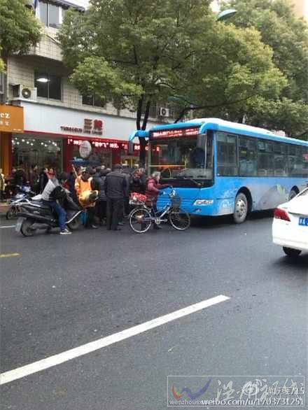 杭州育才路疑似發(fā)生交通事故